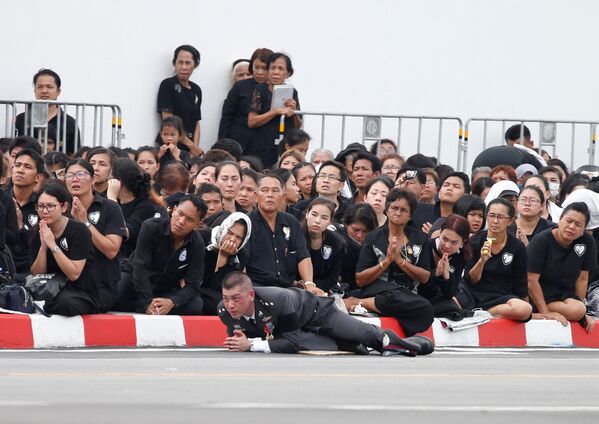 تماشاگران و افسر پلیس در مراسم ترحیم King Phumipon Adulyadej در بانکوک - اسپوتنیک افغانستان  