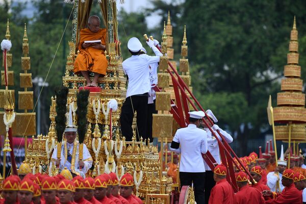 اسقف اعظم تایلند در مراسم ترحیم پادشاه تایلندی Phumipon Adulyadej در بانکوک، تایلند - اسپوتنیک افغانستان  