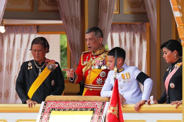 پادشاه تایلند Maha Vachiralongkorn و دیگر اعضای خانواده سلطنتی در مراسم تشییع جنازه King Phumipon Adulyadej در بانکوک، تایلند - اسپوتنیک افغانستان  