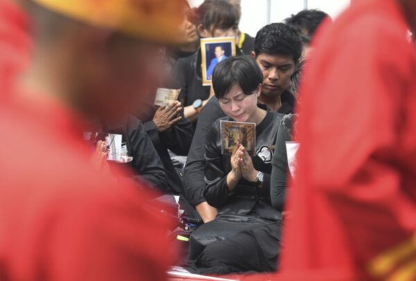 خدایان در مراسم تشییع جنازه تایلندی پادشاه فومیفون آدولادج در بانکوک، تایلند دعا می کنند - اسپوتنیک افغانستان  