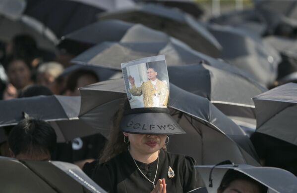 عذاداران در مراسم تشییع جنازه تایلندی پادشاه فومیفون آدولاید در بانکوک، تایلند - اسپوتنیک افغانستان  
