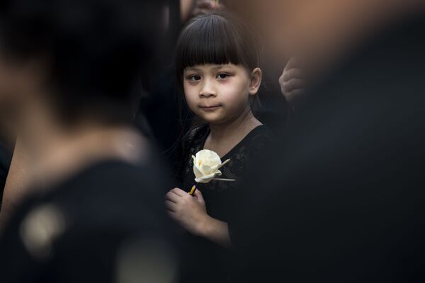 عذاداران در مراسم تشییع جنازه تایلندی پادشاه فومیفون آدولاید در بانکوک، تایلند - اسپوتنیک افغانستان  