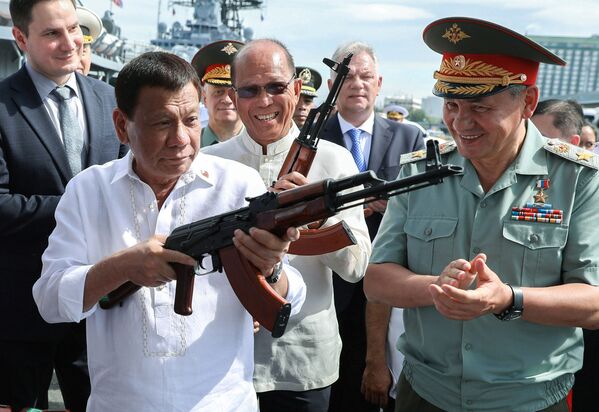 رییس جمهور فیلیپین، رودریگو دترت و سرگئی شویگو، وزیر دفاع روسیه، در حال بررسی AK-47 هستند - اسپوتنیک افغانستان  