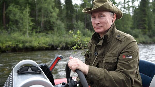 Russian President Vladimir Putin on a motor boat at the cascade of mountain lakes in the Republic of Tyva, during his vacation on August 1-3 - اسپوتنیک افغانستان  