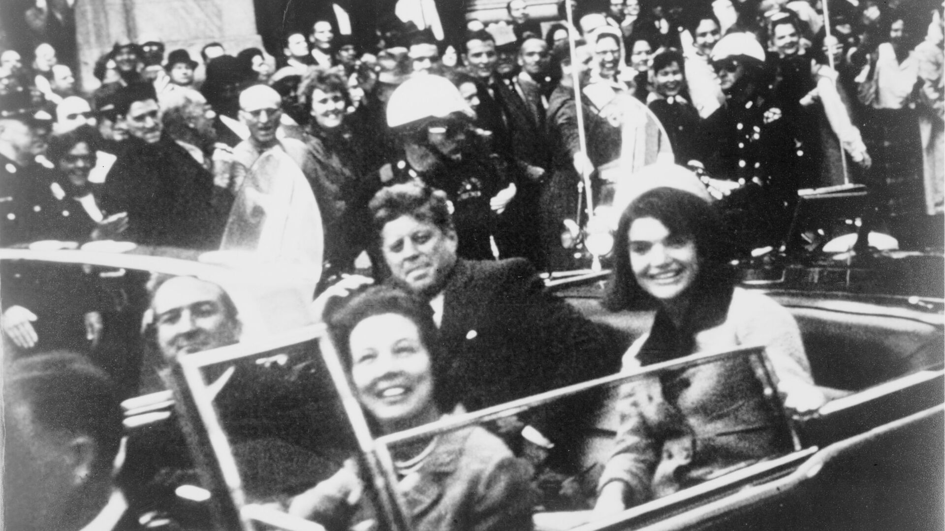 Джон Кеннеди рядом с женой Жаклин на заднем сидении президентского лимузина в день убийства в Далласе - اسپوتنیک افغانستان  , 1920, 16.12.2021