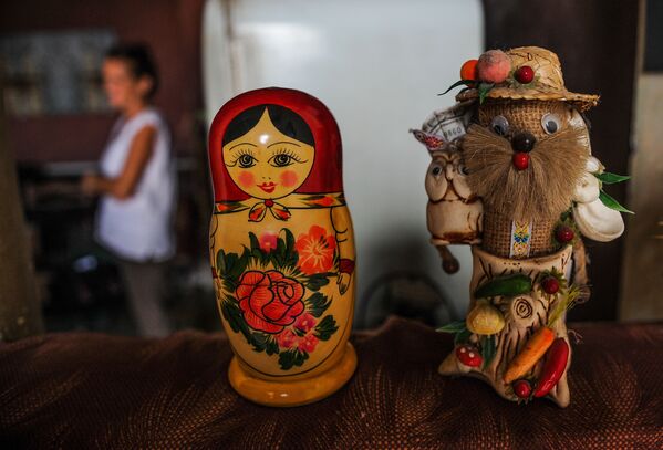 تصویری از عروسک روسی که در خانه ستاره شناس سوتلانا اوپرینا و دکتر او زاویه پر انرژی کوبایی اوژنویو رییس در هاوانا گرفته شده است. - اسپوتنیک افغانستان  