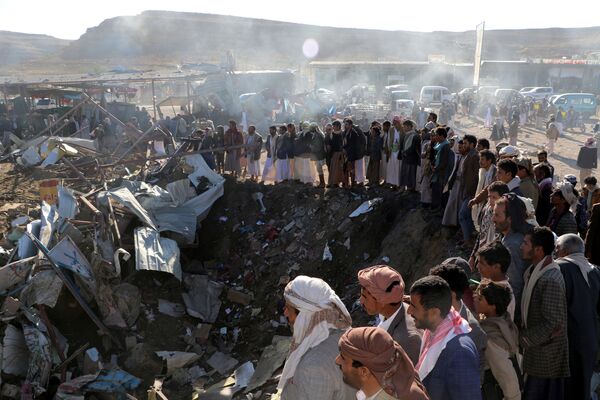 مردم در بعد از حملات هوایی در شهر سعد، یمن - اسپوتنیک افغانستان  