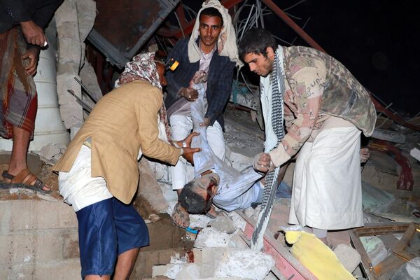 مردم پس از حملات هوائی در شهر سعد، یمن، اجساد مردم را از زیر خاک می کشند - اسپوتنیک افغانستان  