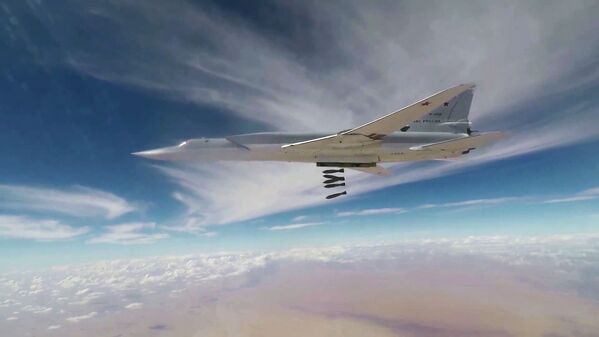 حملات هوایی توسط بمب افکن های Tu-22M3 نیروی هوایی روسیه برای هدف تروریست ها در دیرالزور - اسپوتنیک افغانستان  
