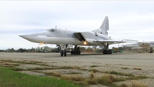 حملات هوایی توسط بمب افکن های Tu-22M3 نیروی هوایی روسیه برای هدف تروریست ها در دیرالزور - اسپوتنیک افغانستان  