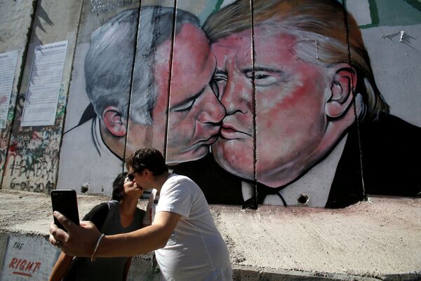 نقاشی  بنجامین بنیامین نتانیاهو، نخست وزیر اسرائیل و دونالد ترامپ، رئیس جمهور امریکا، بر روی دیوار بیت لحم، فلسطین. - اسپوتنیک افغانستان  