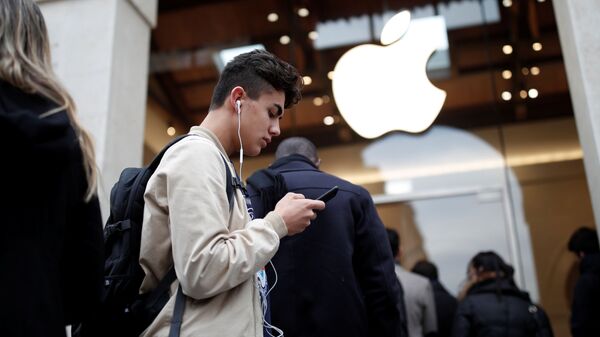 Покупатели в очереди у магазина Apple Store Marche Saint-Germain в Париже - اسپوتنیک افغانستان  