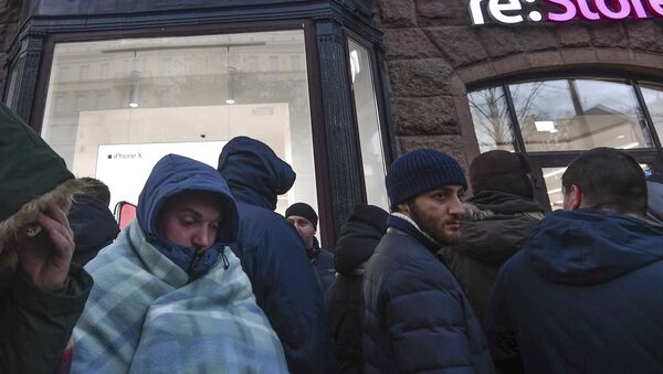 Покупатели в очереди у магазина re:Store на Тверской улице в Москве - اسپوتنیک افغانستان  