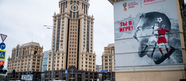 گرافیتی فوتبال در روی دیوارهای خانه ها در مسکو 7 ماه قبل از مسابقات قهرمانی سال 2018 بوجود آمده اند - اسپوتنیک افغانستان  