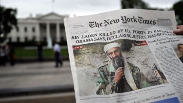 Газета с новостью о ликвидации лидера террористической группировки Аль-Каида Усамы бен Ладена на фоне Белого дома - اسپوتنیک افغانستان  