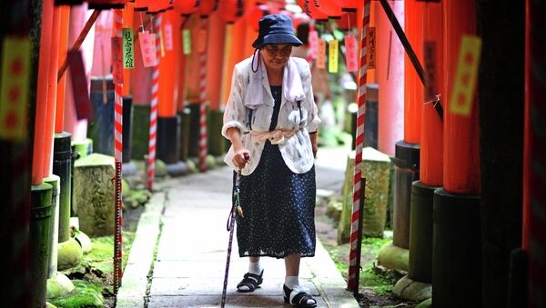 Elderly Japanese woman makes the long inclined walk up to the top of Fushimi Inari. - اسپوتنیک افغانستان  