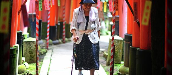 Elderly Japanese woman makes the long inclined walk up to the top of Fushimi Inari. - اسپوتنیک افغانستان  