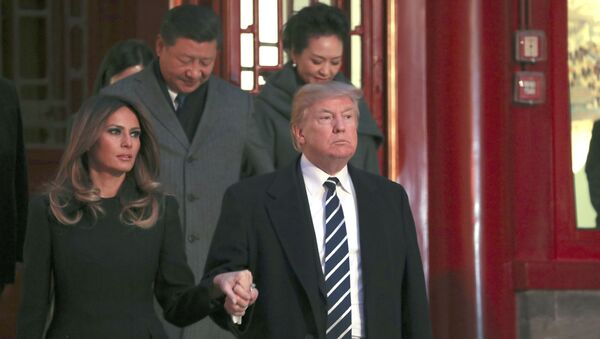 Президент США Дональд Трамп и председатель КНР Си Цзиньпин с женами во время посещения оперы в Пекине - اسپوتنیک افغانستان  