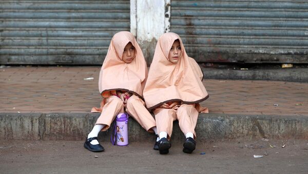 دانش آموزان در انتظار بس در کراچی - اسپوتنیک افغانستان  