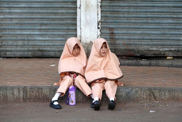 دانش آموزان در انتظار بس در کراچی - اسپوتنیک افغانستان  
