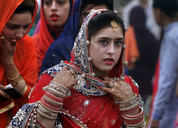 دختر سیک در جشنواره مذهبی در شهر ننکانا صحیب پاکستان - اسپوتنیک افغانستان  