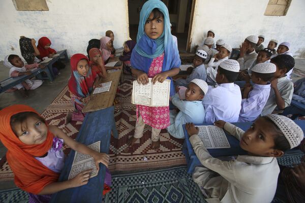 کودکان پناهندگان Burmese در یک درس در مکتب، کراچی، پاکستان - اسپوتنیک افغانستان  