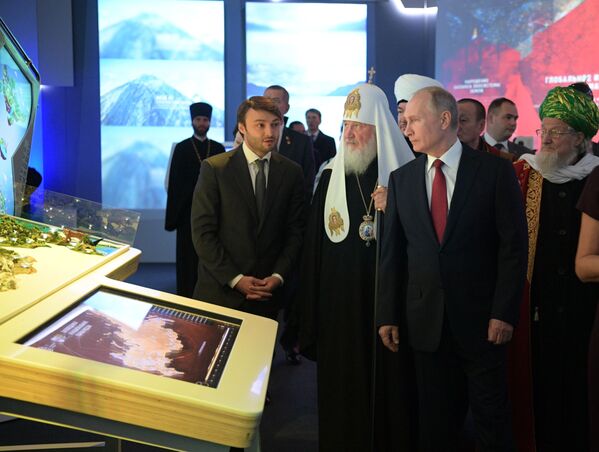 رئیس جمهور فدراسیون روسیه ولادیمیر پوتین در بازدید از نمایشگاه چند رسانه ای روسیه به دنبال آینده در نمایشگاه مرکزی مانیژ - اسپوتنیک افغانستان  