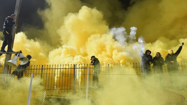 Задымление пирофакелами на трибунах во время футбольного матча команд Aris Thessaloniki и Boca Juniors на стадионе в греческих Салониках - اسپوتنیک افغانستان  