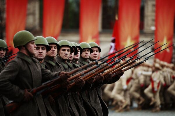 نیروهای نظامی در طی رژه اختصاص داده شده به مناسبت 76سالگرد رژه نظامی 1941، در میدان سرخ در مسکو - اسپوتنیک افغانستان  