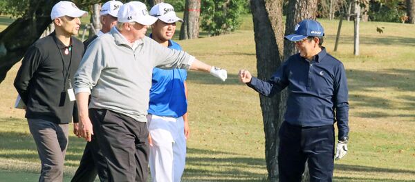 Президент США Дональд Трамп и премьер-министр Японии Синдзо Абэ во время игры в гольф Президент США Дональд Трамп и премьер-министр Японии Синдзо Абэ во время игры в гольф - اسپوتنیک افغانستان