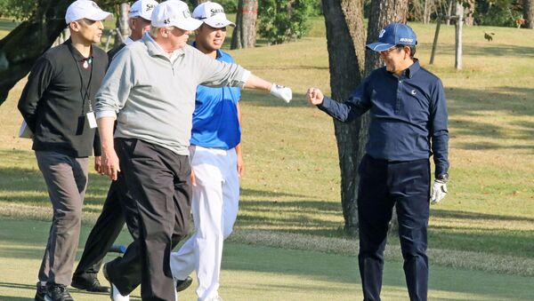 Президент США Дональд Трамп и премьер-министр Японии Синдзо Абэ во время игры в гольф - اسپوتنیک افغانستان  