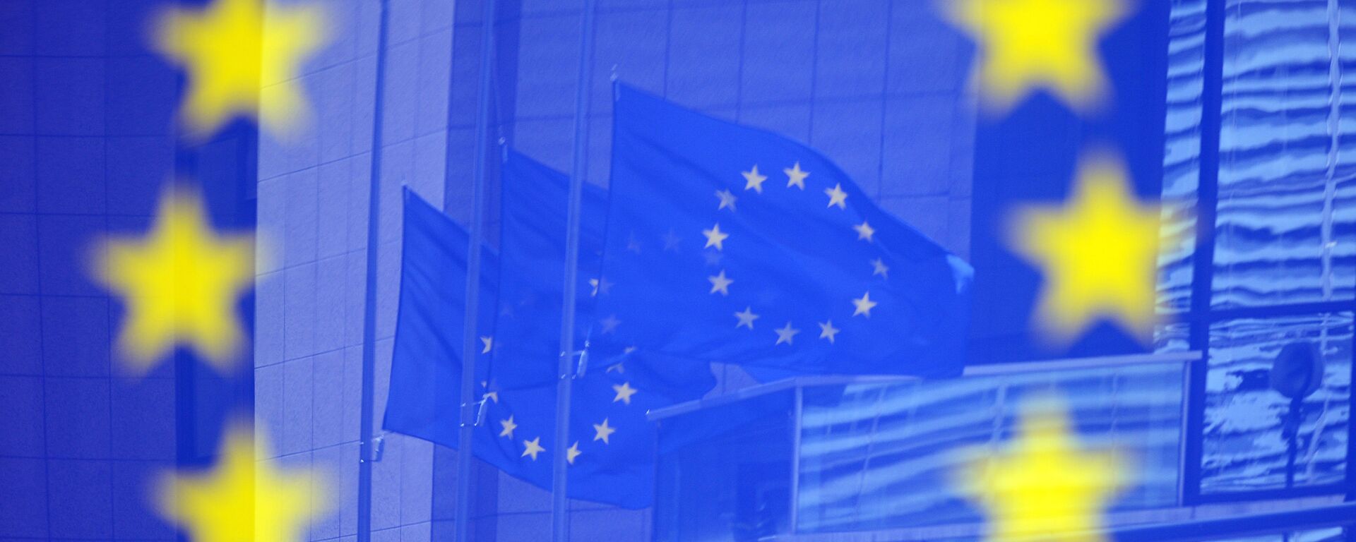 Флаги Евросоюза в отражении на стенде с эмблемой ЕС - اسپوتنیک افغانستان  , 1920, 21.03.2022