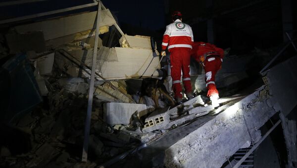 Спасатели во время поисков жертв землетрясения в Иране - اسپوتنیک افغانستان  