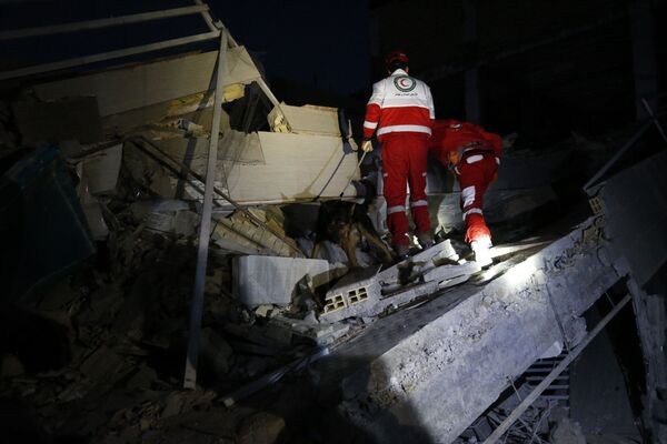 امدادرسانان در جستجوی قربانیان زلزله در ایران - اسپوتنیک افغانستان  
