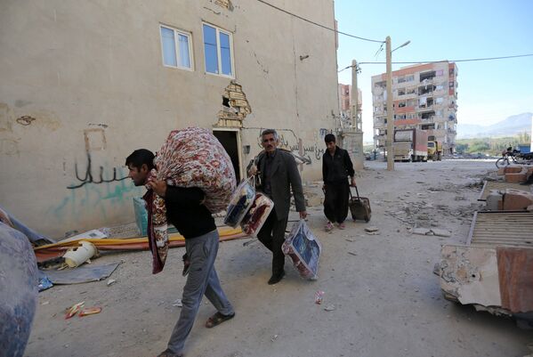 ساکنان با وسایل شخصی در خیابان پس از زلزله در ایران - اسپوتنیک افغانستان  