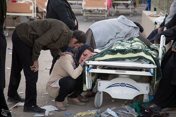بستگان قربانیان زلزله در ایران - اسپوتنیک افغانستان  