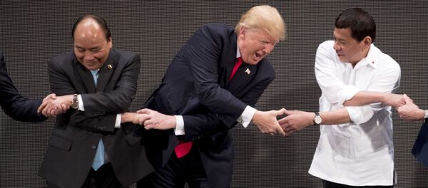 Президент США Дональд Трамп во время рукопожатия АСЕАН на церемонии открытия на саммита АСЕАН в Маниле, Филиппины Президент США Дональд Трамп во время рукопожатия АСЕАН на церемонии открытия на саммита АСЕАН в Маниле, Филиппины - اسپوتنیک افغانستان