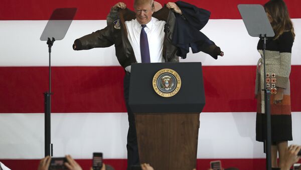 U.S. President Donald Trump, center, puts on a jacket beside first lady Melania Trump, as President Trump meets the US troops at the U.S. Yokota Air Base, on the outskirts of Tokyo, Sunday, Nov. 5, 2017. - اسپوتنیک افغانستان  