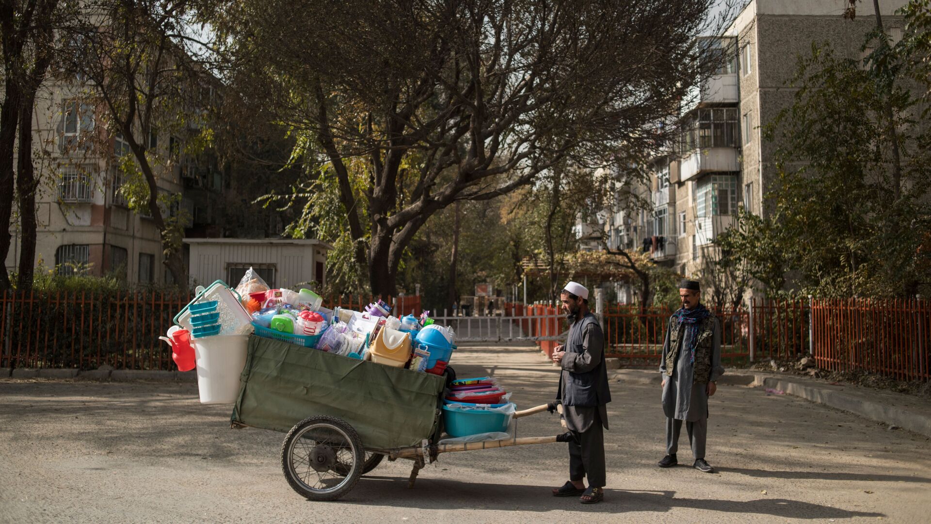 Мужчина продает пластиковую посуду во дворе дома одного из районов Кабула - اسپوتنیک افغانستان  , 1920, 25.09.2022
