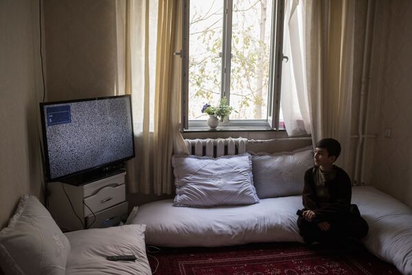 پسر هنگام  تماشای تلویزیون درخانه خود در کابل - اسپوتنیک افغانستان  