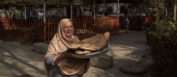 در پنج ولایت دیگر روند توزیع نان خشک آغاز می‌شود - اسپوتنیک افغانستان  