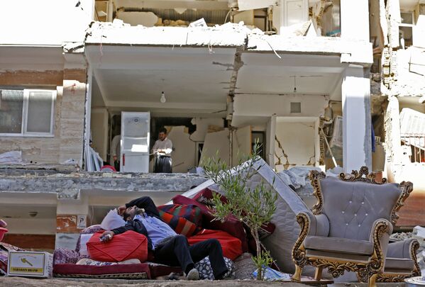 ساکنان خانه تخریب شده در ایران - اسپوتنیک افغانستان  