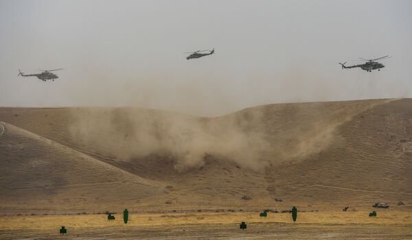 هلیکوپترهای Mi-8 و Mi-24 طی تمرینات مشترک ضد تروریستی نیروی جمعی سریع  کشورهای عضو سازمان پیمان امنیت جمعی در محدوده هالکر تاجیکستان. - اسپوتنیک افغانستان  