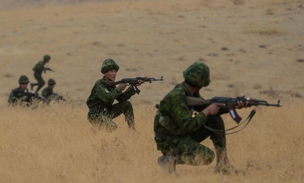 تمرین مشترک ضد تروریستی نیروی واکنش سریع جمعی  کشورهای عضو سازمان پیمان امنیت جمعی  در محدوده هالکر در تاجیکستان. - اسپوتنیک افغانستان  