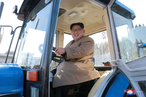 رهبر کوریای شمالی کیم جونگ یون در کارخانه تولید تراکتور - اسپوتنیک افغانستان  