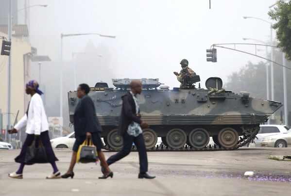 سرباز در یک تانک در حین گشت زنی در یک خیابان در هراره، زیمبابوه - اسپوتنیک افغانستان  