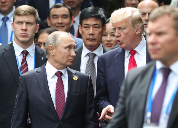 ولادیمیر پوتین رئیس جمهور روسیه و دونالد ترامپ رئیس جمهور امریکا در نشست APEC در ویتنام - اسپوتنیک افغانستان  