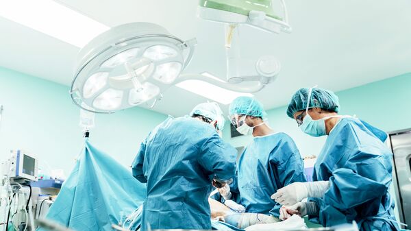 Медицинские работники во время операции в больнице - اسپوتنیک افغانستان  