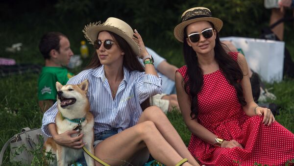 Девушки с собакой на музыкальном фестивале Пикник Афиши в Москве - اسپوتنیک افغانستان  