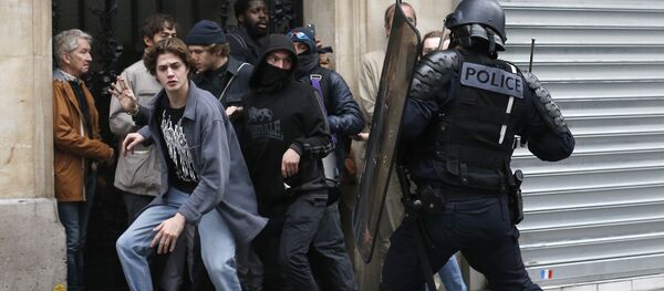 تظاهرات در پاریس به خشونت گراید تظاهرات در پاریس به خشونت گراید - اسپوتنیک افغانستان